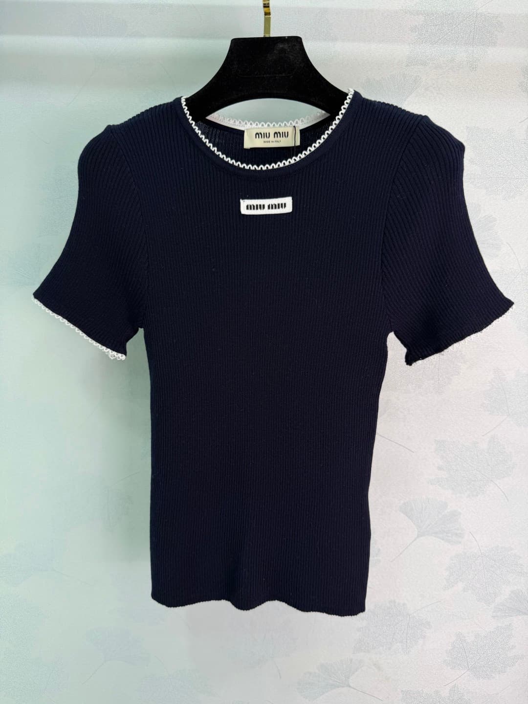 C18484 ❤️pp🆕Miu*26 – New spring/summer knitted short sleeves. Made of wool fabric, they are soft and comfortable to wear! Round neck + lace edges; great details and a high level of elegance✨. They work well with any outfit, and the brand logo on the chest — image 2