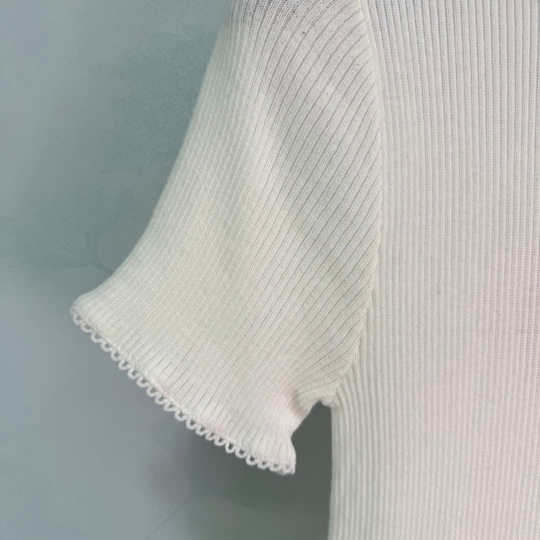 C18484 ❤️pp🆕Miu*26 – New spring/summer knitted short sleeves. Made of wool fabric, they are soft and comfortable to wear! Round neck + lace edges; great details and a high level of elegance✨. They work well with any outfit, and the brand logo on the chest — image 5