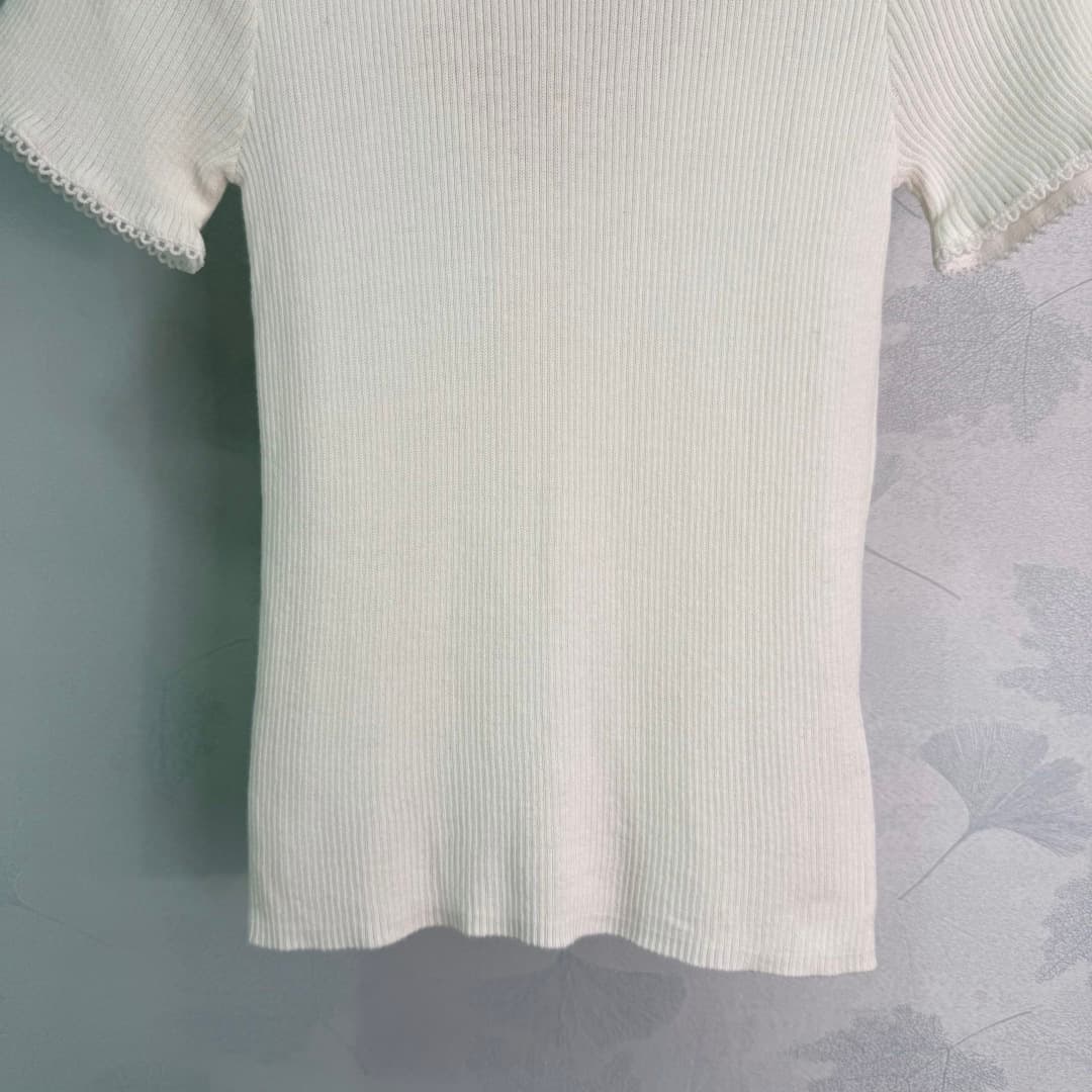C18484 ❤️pp🆕Miu*26 – New spring/summer knitted short sleeves. Made of wool fabric, they are soft and comfortable to wear! Round neck + lace edges; great details and a high level of elegance✨. They work well with any outfit, and the brand logo on the chest — image 7