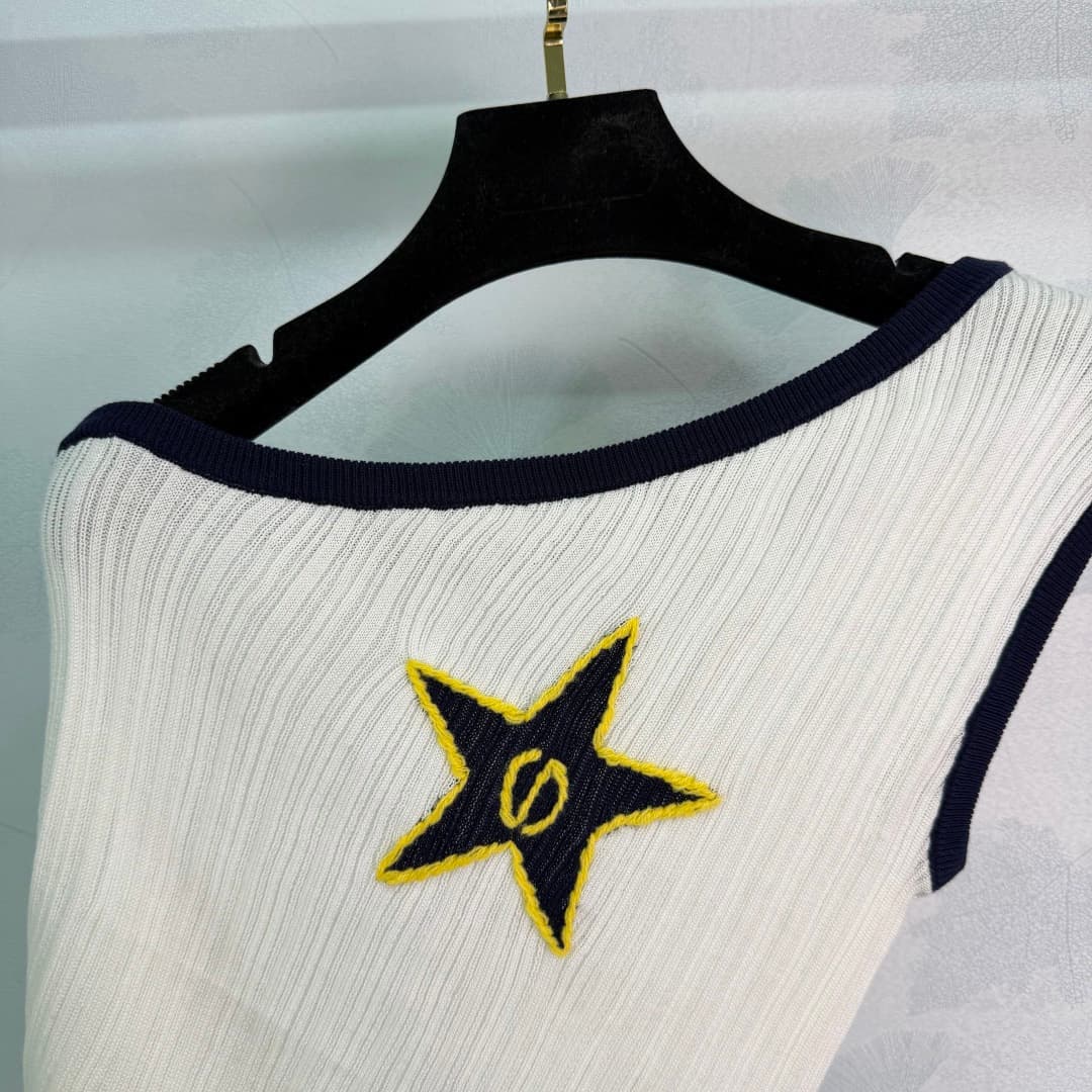 C18382 🆕Dio* This knitted vest is made of ice-soft material; it’s soft and breathable, making it extremely comfortable to wear in summer! The color combination of white and dark blue, with star patterns, adds a stylish touch – it’s simple yet trendy💙. It  — image 4