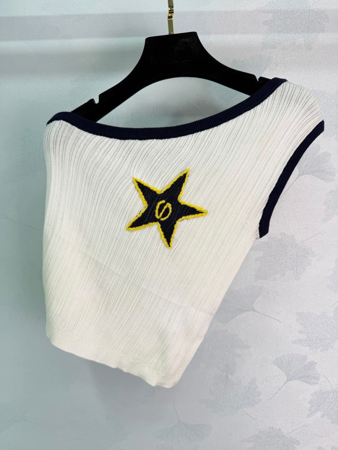 C18382 🆕Dio* This knitted vest is made of ice-soft material; it’s soft and breathable, making it extremely comfortable to wear in summer! The color combination of white and dark blue, with star patterns, adds a stylish touch – it’s simple yet trendy💙. It  — image 3