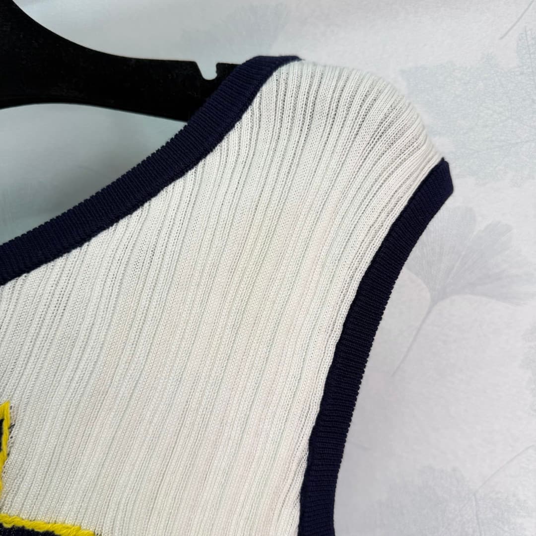 C18382 🆕Dio* This knitted vest is made of ice-soft material; it’s soft and breathable, making it extremely comfortable to wear in summer! The color combination of white and dark blue, with star patterns, adds a stylish touch – it’s simple yet trendy💙. It  — image 5