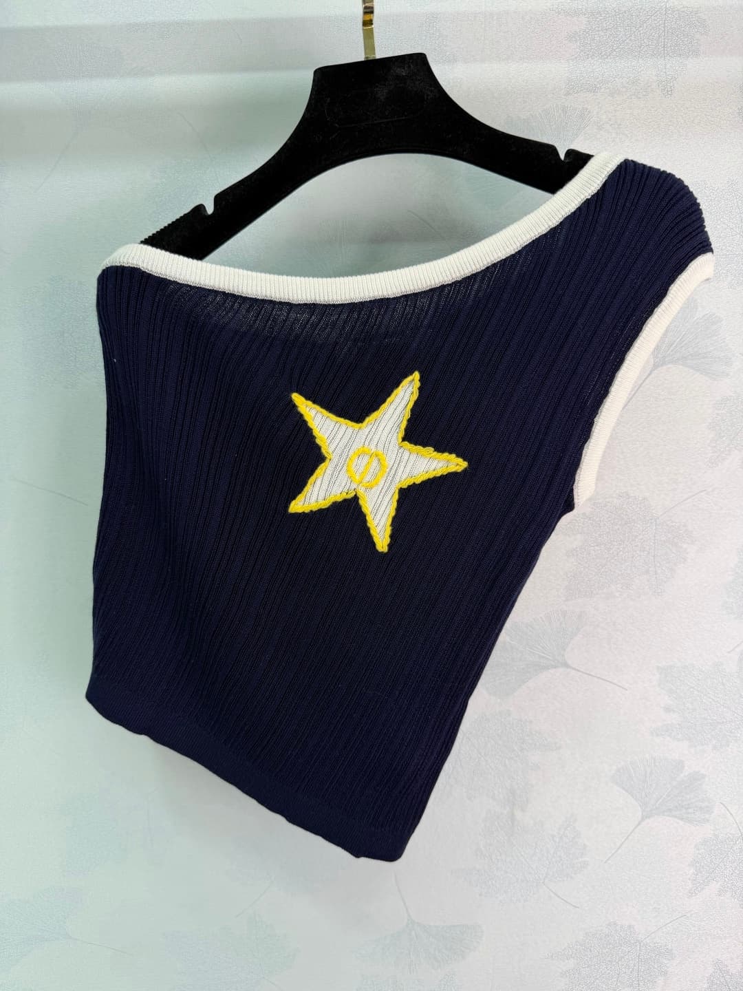 C18382 🆕Dio* This knitted vest is made of ice-soft material; it’s soft and breathable, making it extremely comfortable to wear in summer! The color combination of white and dark blue, with star patterns, adds a stylish touch – it’s simple yet trendy💙. It  — image 2