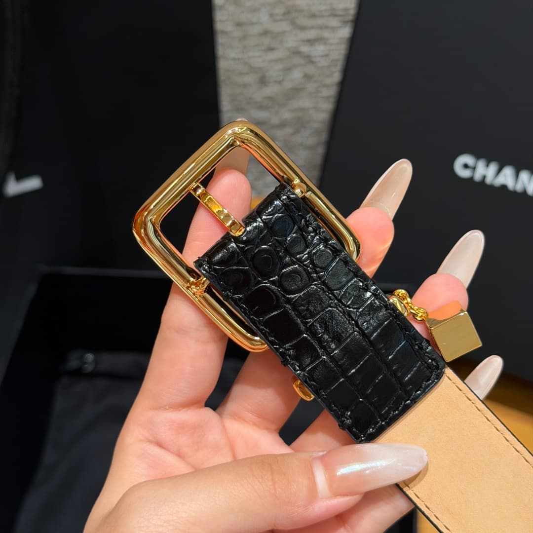 C32971 Xiangjia✨ Leather Belt with CC Charm, Crocodile-embossed calfskin 30mm – Leather belt with two C pendants — image 7