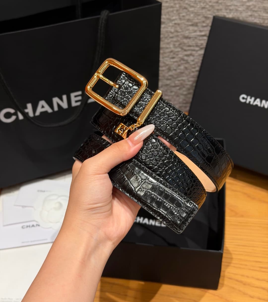 C32971 Xiangjia✨ Leather Belt with CC Charm, Crocodile-embossed calfskin 30mm – Leather belt with two C pendants — image 2