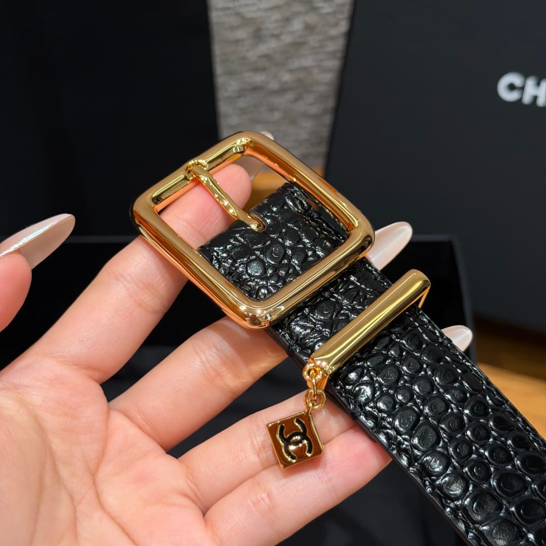 C32971 Xiangjia✨ Leather Belt with CC Charm, Crocodile-embossed calfskin 30mm – Leather belt with two C pendants — image 6