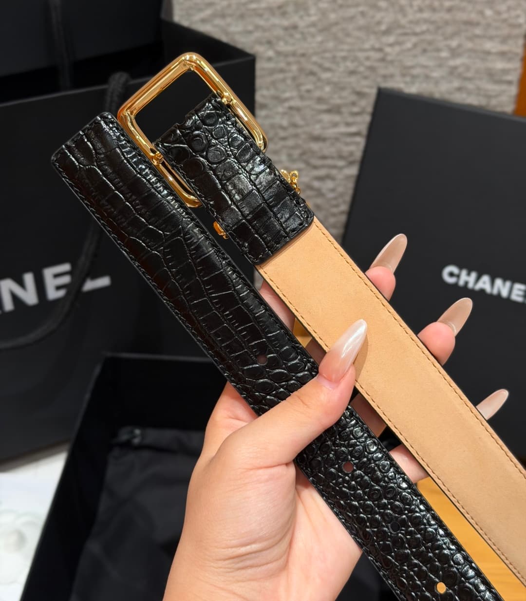 C32971 Xiangjia✨ Leather Belt with CC Charm, Crocodile-embossed calfskin 30mm – Leather belt with two C pendants — image 5
