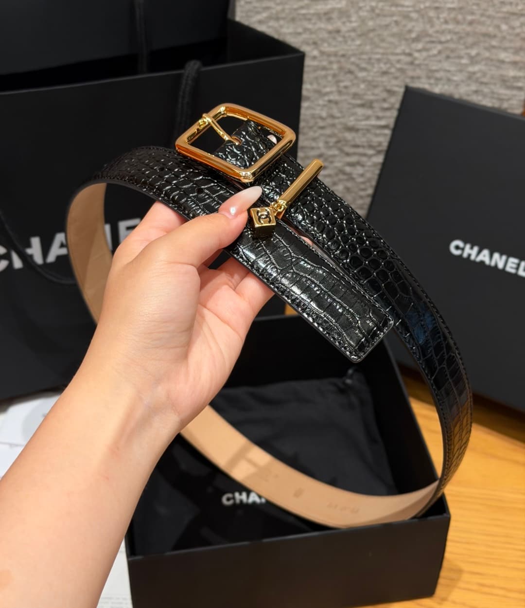C32971 Xiangjia✨ Leather Belt with CC Charm, Crocodile-embossed calfskin 30mm – Leather belt with two C pendants — image 3
