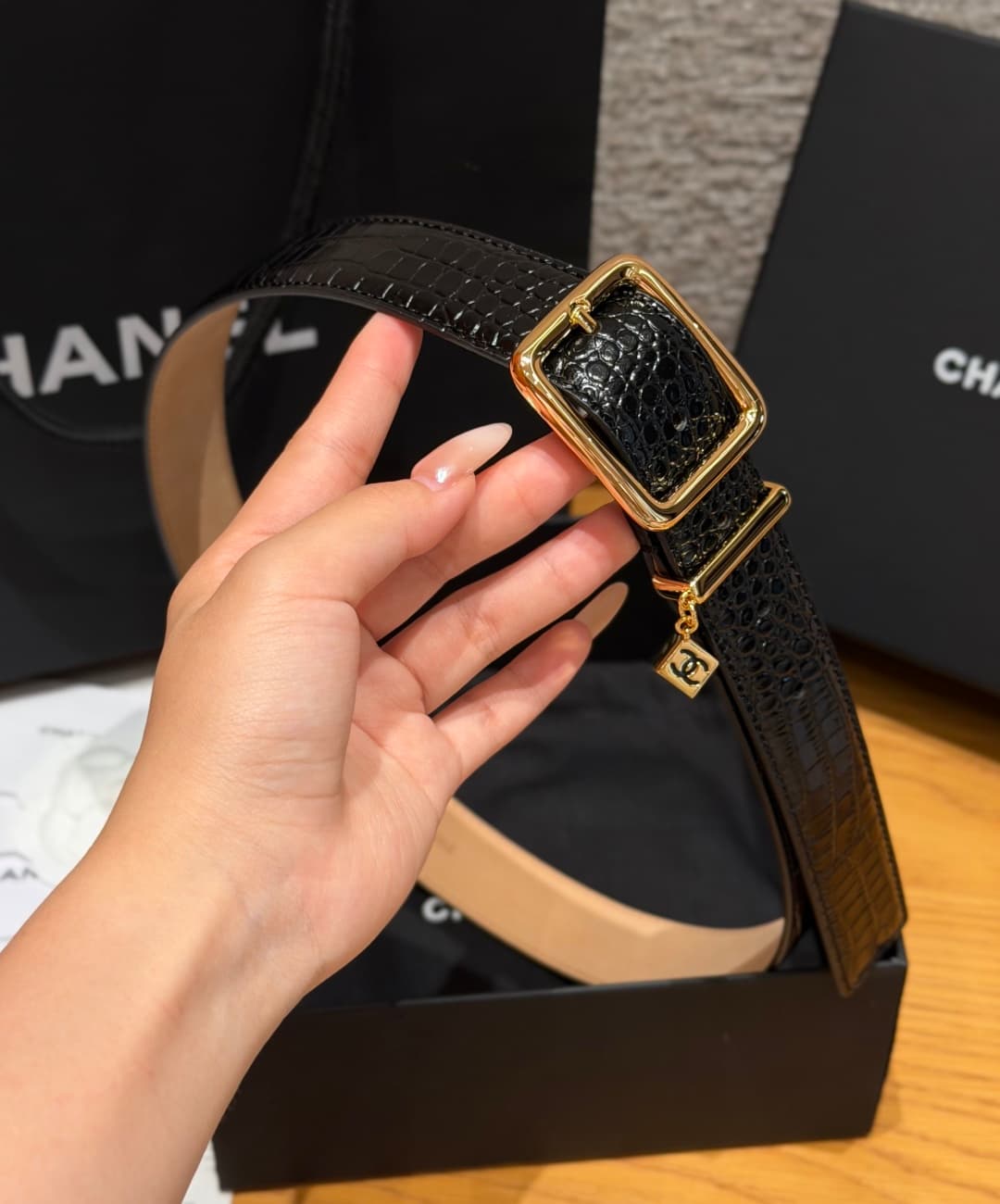 C32971 Xiangjia✨ Leather Belt with CC Charm, Crocodile-embossed calfskin 30mm – Leather belt with two C pendants — image 4