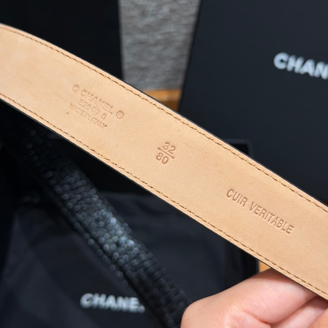 C32971 Xiangjia✨ Leather Belt with CC Charm, Crocodile-embossed calfskin 30mm – Leather belt with two C pendants — image 8