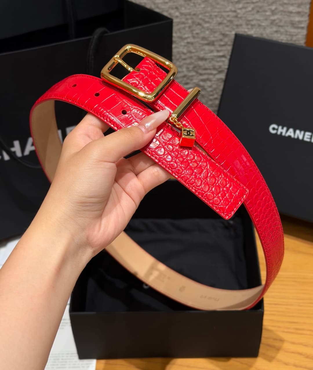 C32970 Xiangjia✨ Leather Belt with CC Charm, Crocodile-embossed calfskin 30mm – Leather belt with two C pendants — image 5