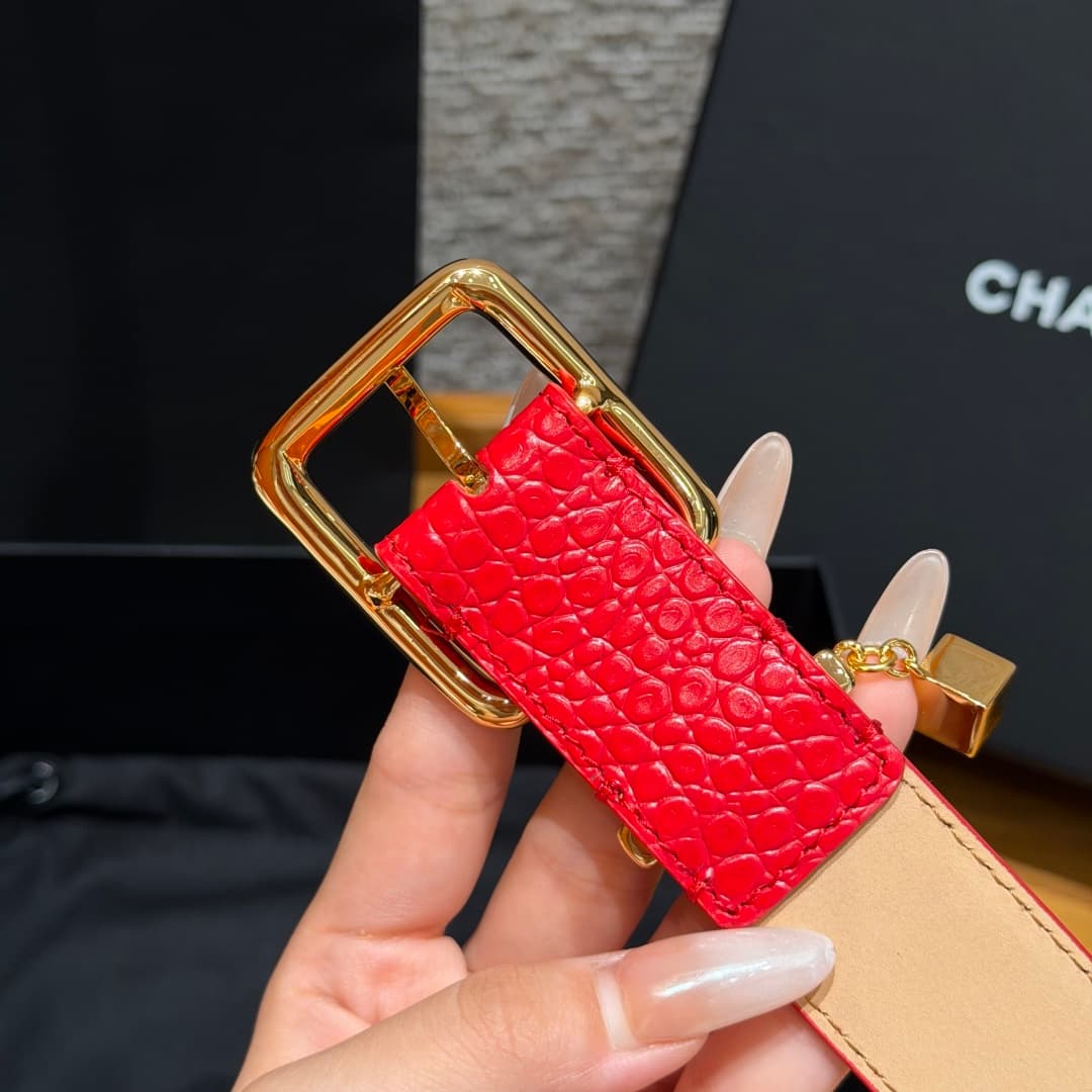 C32970 Xiangjia✨ Leather Belt with CC Charm, Crocodile-embossed calfskin 30mm – Leather belt with two C pendants — image 7