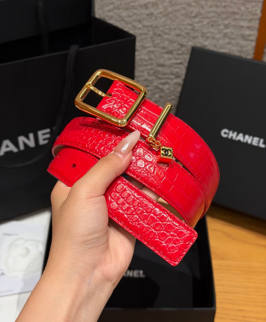 C32970 Xiangjia✨ Leather Belt with CC Charm, Crocodile-embossed calfskin 30mm – Leather belt with two C pendants — image 2