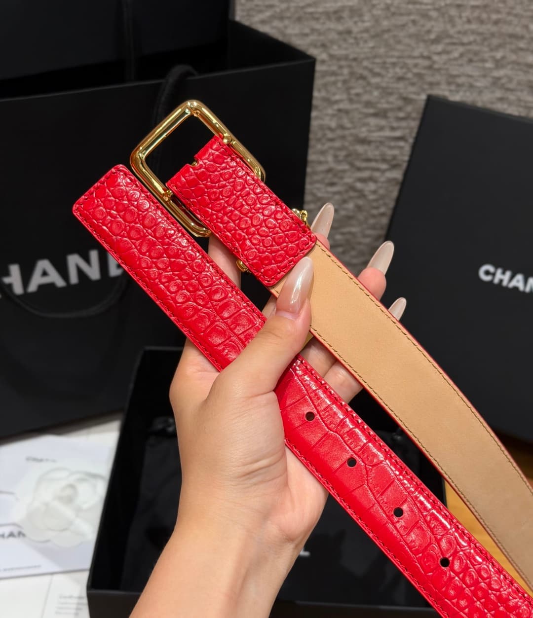 C32970 Xiangjia✨ Leather Belt with CC Charm, Crocodile-embossed calfskin 30mm – Leather belt with two C pendants — image 3