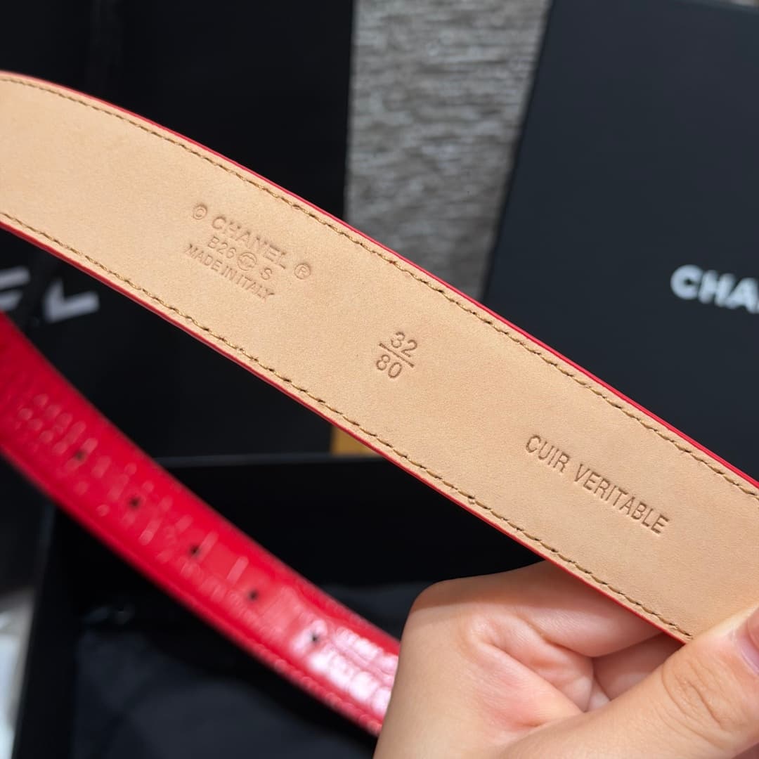 C32970 Xiangjia✨ Leather Belt with CC Charm, Crocodile-embossed calfskin 30mm – Leather belt with two C pendants — image 8