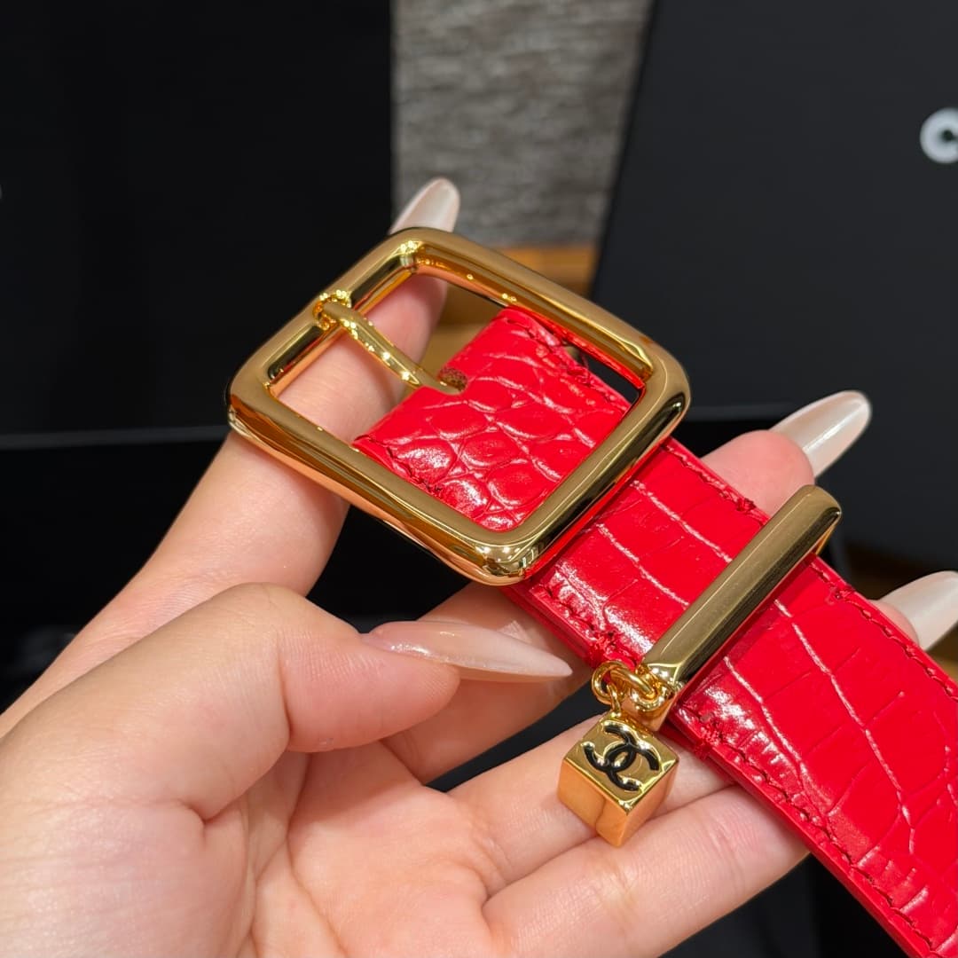 C32970 Xiangjia✨ Leather Belt with CC Charm, Crocodile-embossed calfskin 30mm – Leather belt with two C pendants — image 6