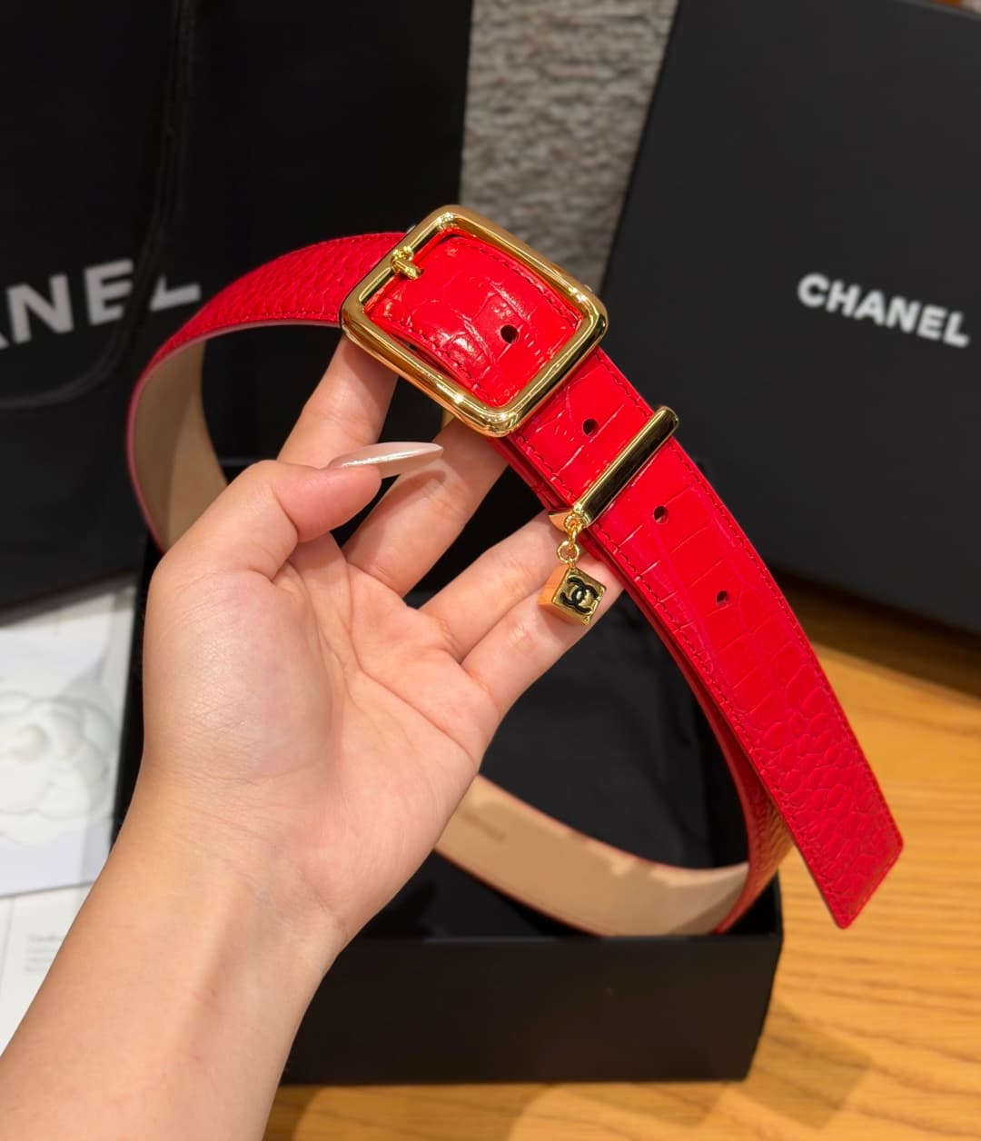 C32970 Xiangjia✨ Leather Belt with CC Charm, Crocodile-embossed calfskin 30mm – Leather belt with two C pendants — image 4