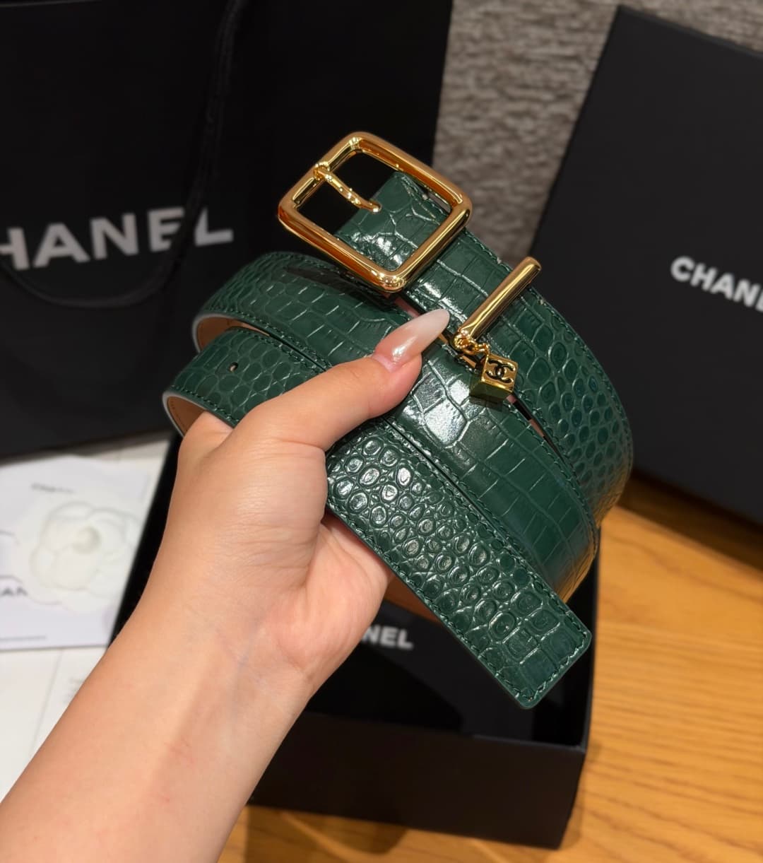 C32969 Xiangjia✨ Leather Belt with CC Charm, Crocodile-embossed calfskin 30mm – Leather belt with two C pendants — image 2
