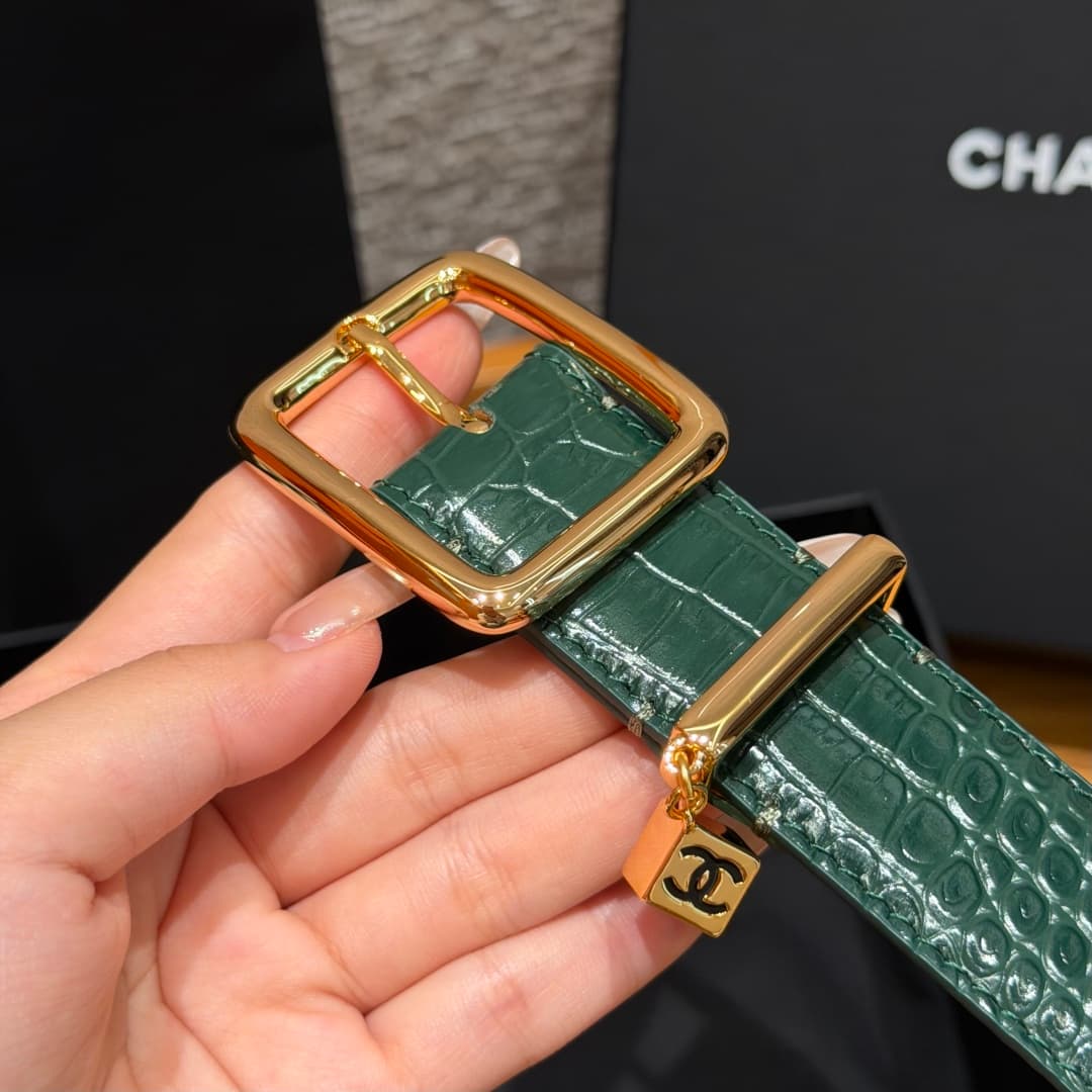 C32969 Xiangjia✨ Leather Belt with CC Charm, Crocodile-embossed calfskin 30mm – Leather belt with two C pendants — image 6
