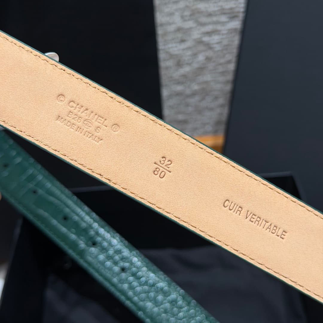 C32969 Xiangjia✨ Leather Belt with CC Charm, Crocodile-embossed calfskin 30mm – Leather belt with two C pendants — image 8