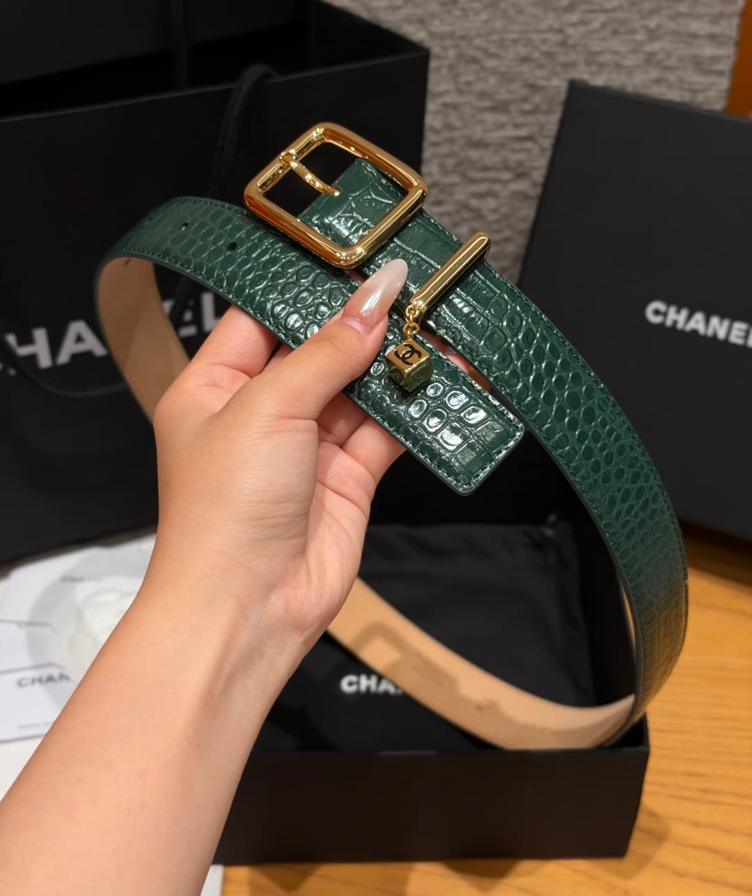 C32969 Xiangjia✨ Leather Belt with CC Charm, Crocodile-embossed calfskin 30mm – Leather belt with two C pendants — image 5