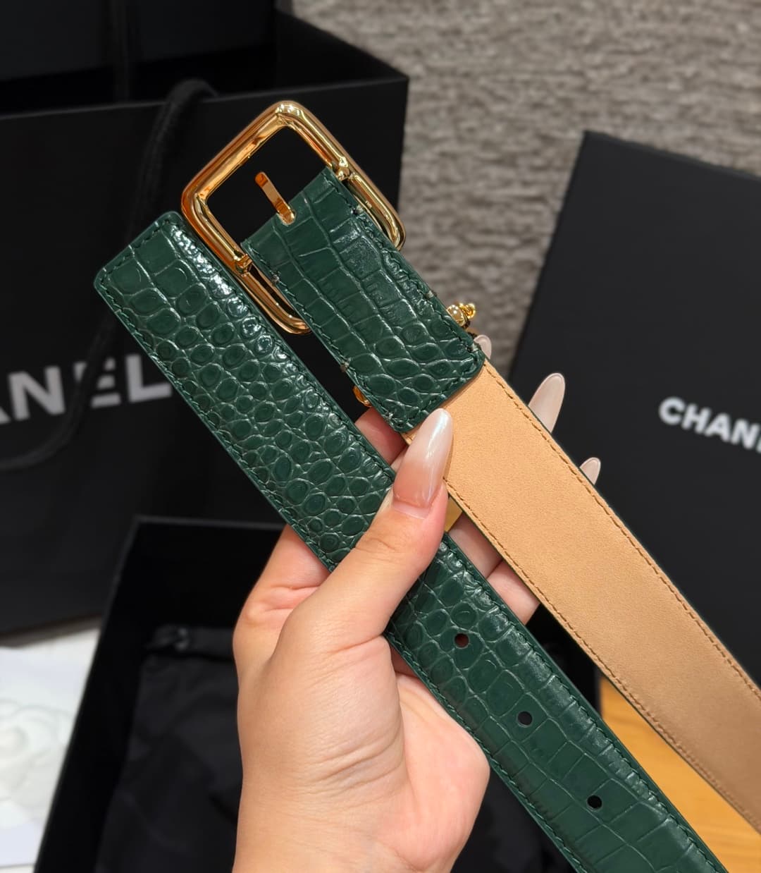 C32969 Xiangjia✨ Leather Belt with CC Charm, Crocodile-embossed calfskin 30mm – Leather belt with two C pendants — image 3