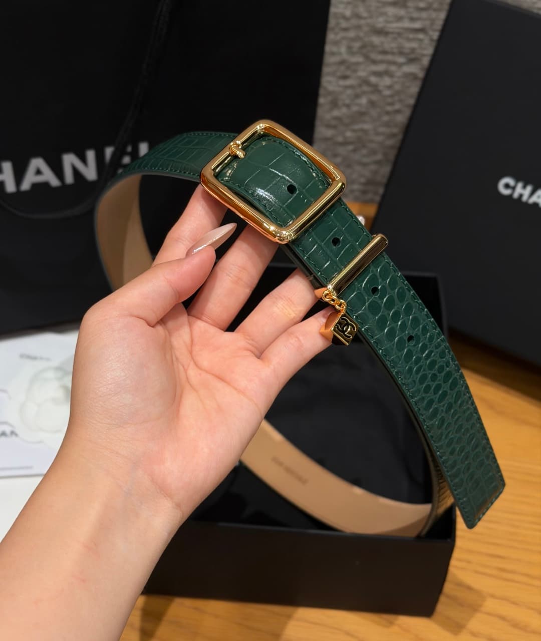 C32969 Xiangjia✨ Leather Belt with CC Charm, Crocodile-embossed calfskin 30mm – Leather belt with two C pendants — image 4