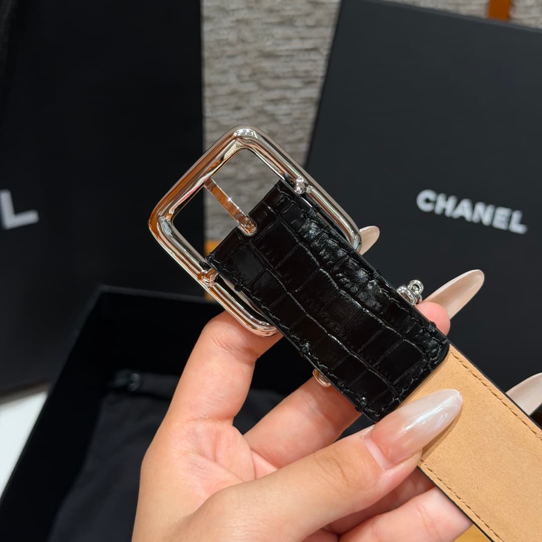 C32968 Xiangjia✨ Leather Belt with CC Charm, Crocodile-embossed calfskin 30mm – Leather belt with two C pendants — image 7