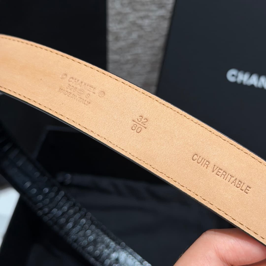 C32968 Xiangjia✨ Leather Belt with CC Charm, Crocodile-embossed calfskin 30mm – Leather belt with two C pendants — image 8