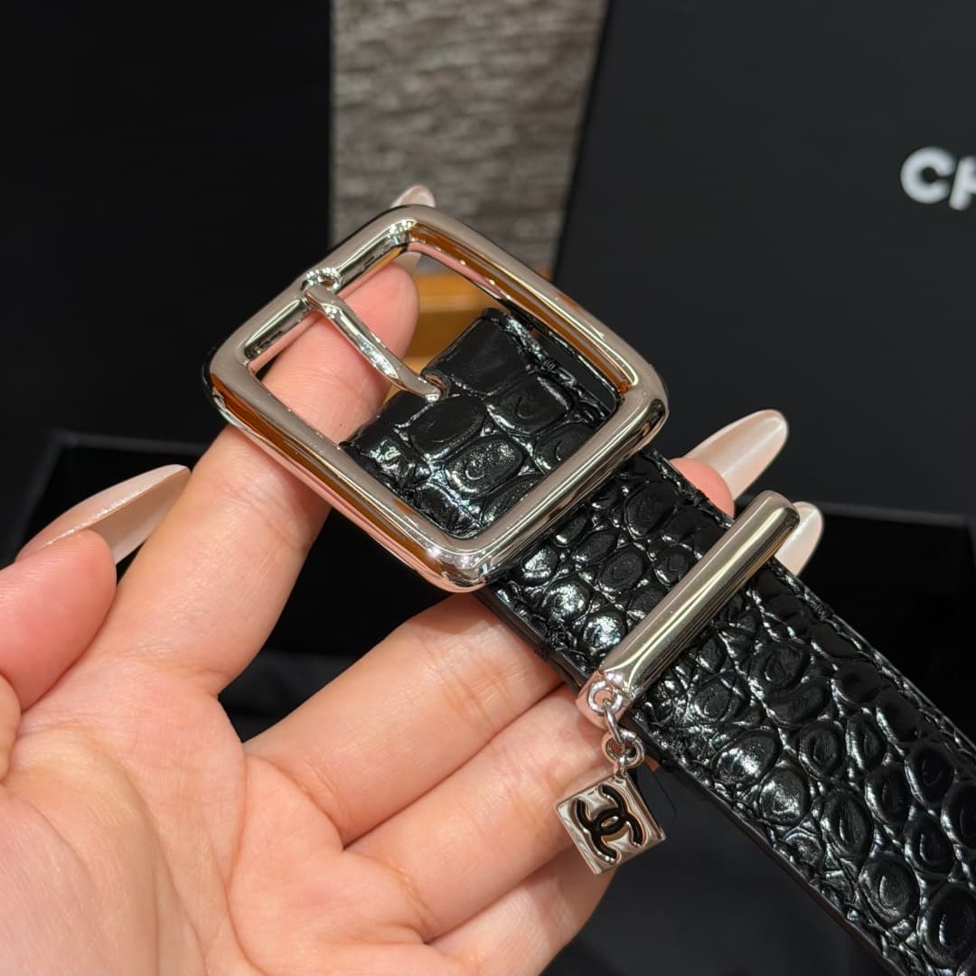 C32968 Xiangjia✨ Leather Belt with CC Charm, Crocodile-embossed calfskin 30mm – Leather belt with two C pendants — image 6