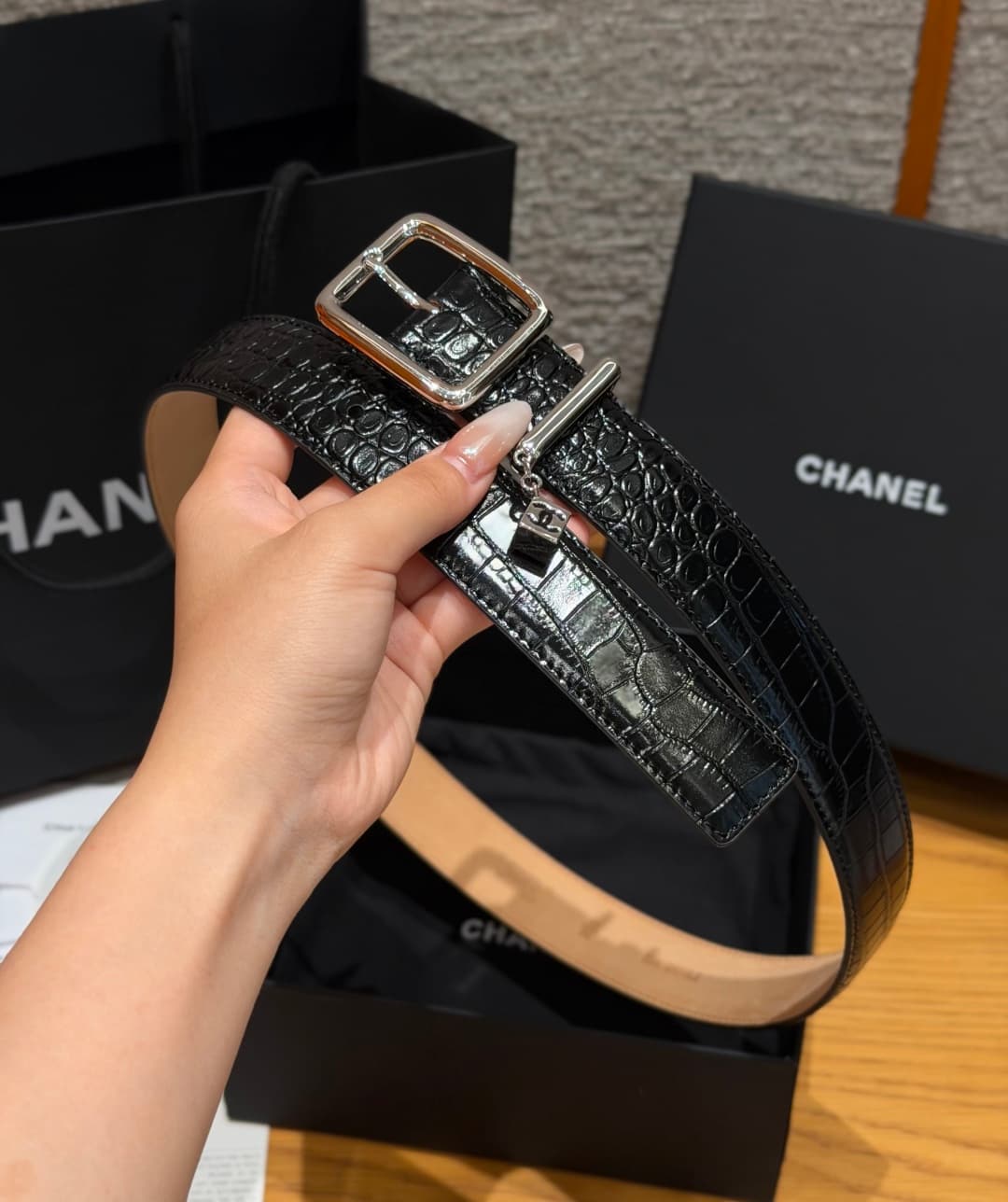 C32968 Xiangjia✨ Leather Belt with CC Charm, Crocodile-embossed calfskin 30mm – Leather belt with two C pendants — image 5