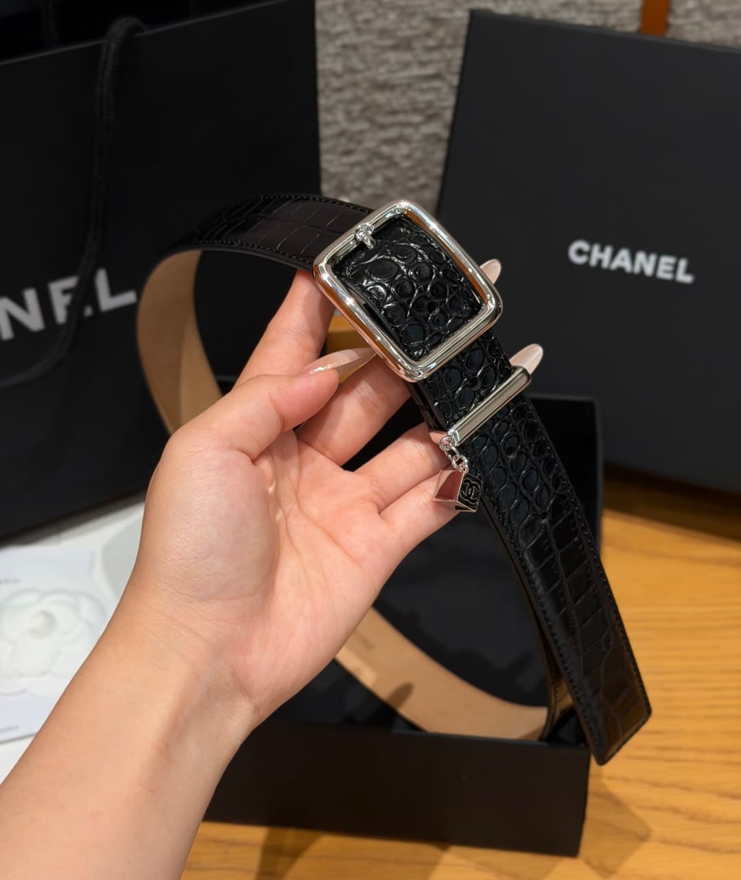 C32968 Xiangjia✨ Leather Belt with CC Charm, Crocodile-embossed calfskin 30mm – Leather belt with two C pendants — image 4