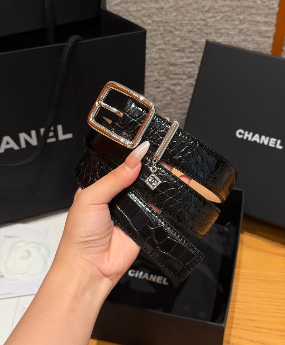 C32968 Xiangjia✨ Leather Belt with CC Charm, Crocodile-embossed calfskin 30mm – Leather belt with two C pendants — image 2