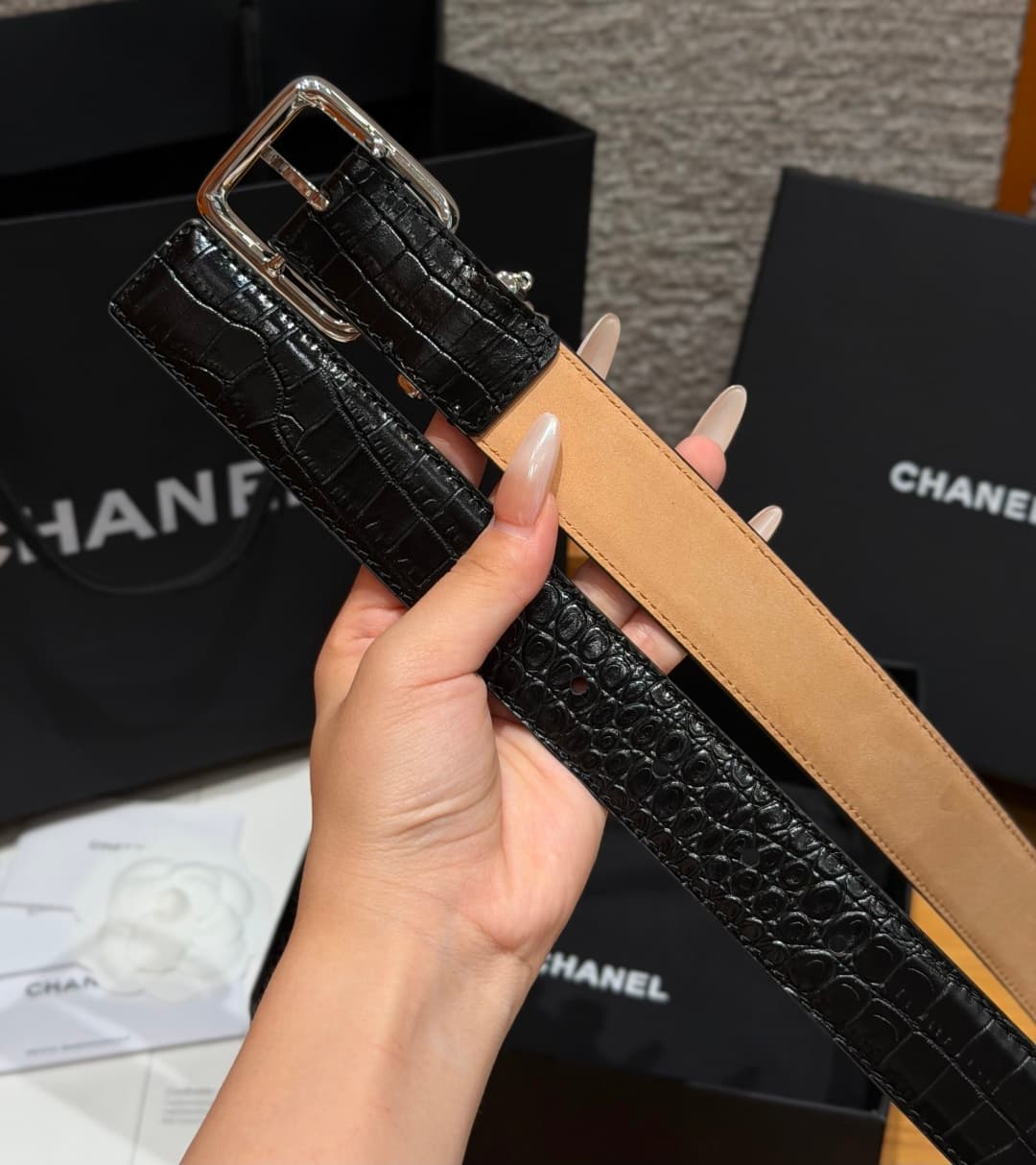 C32968 Xiangjia✨ Leather Belt with CC Charm, Crocodile-embossed calfskin 30mm – Leather belt with two C pendants — image 3