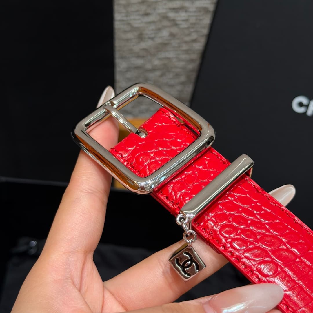 C32967 Xiangjia✨ Leather Belt with CC Charm, Crocodile-embossed calfskin 30mm – Leather belt with two C pendants — image 6