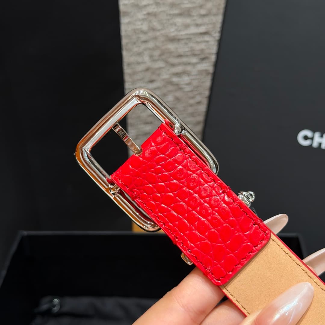 C32967 Xiangjia✨ Leather Belt with CC Charm, Crocodile-embossed calfskin 30mm – Leather belt with two C pendants — image 7