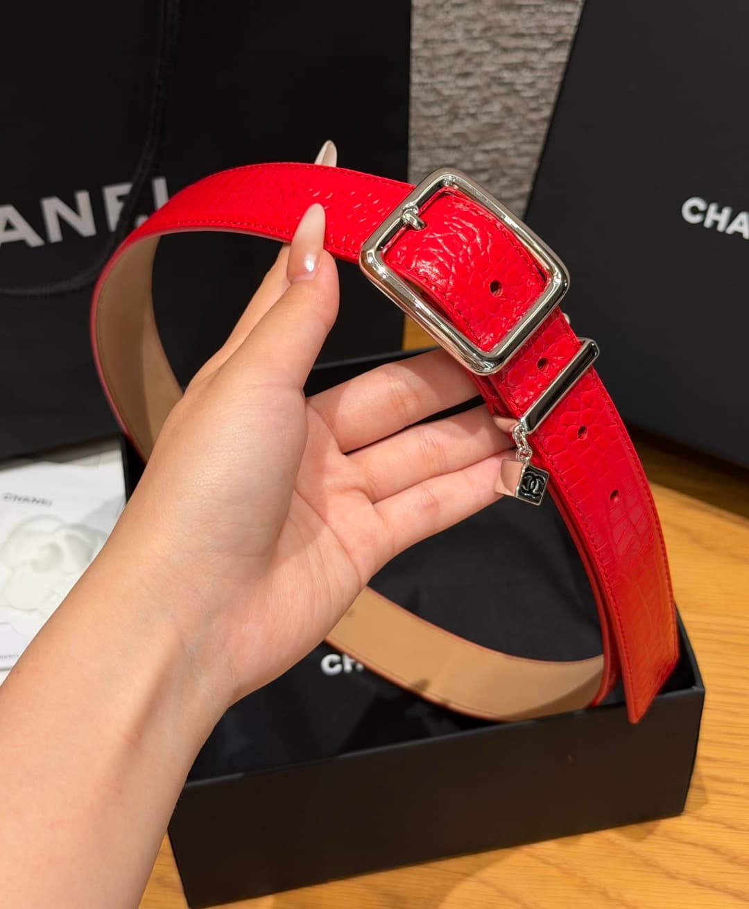 C32967 Xiangjia✨ Leather Belt with CC Charm, Crocodile-embossed calfskin 30mm – Leather belt with two C pendants — image 4