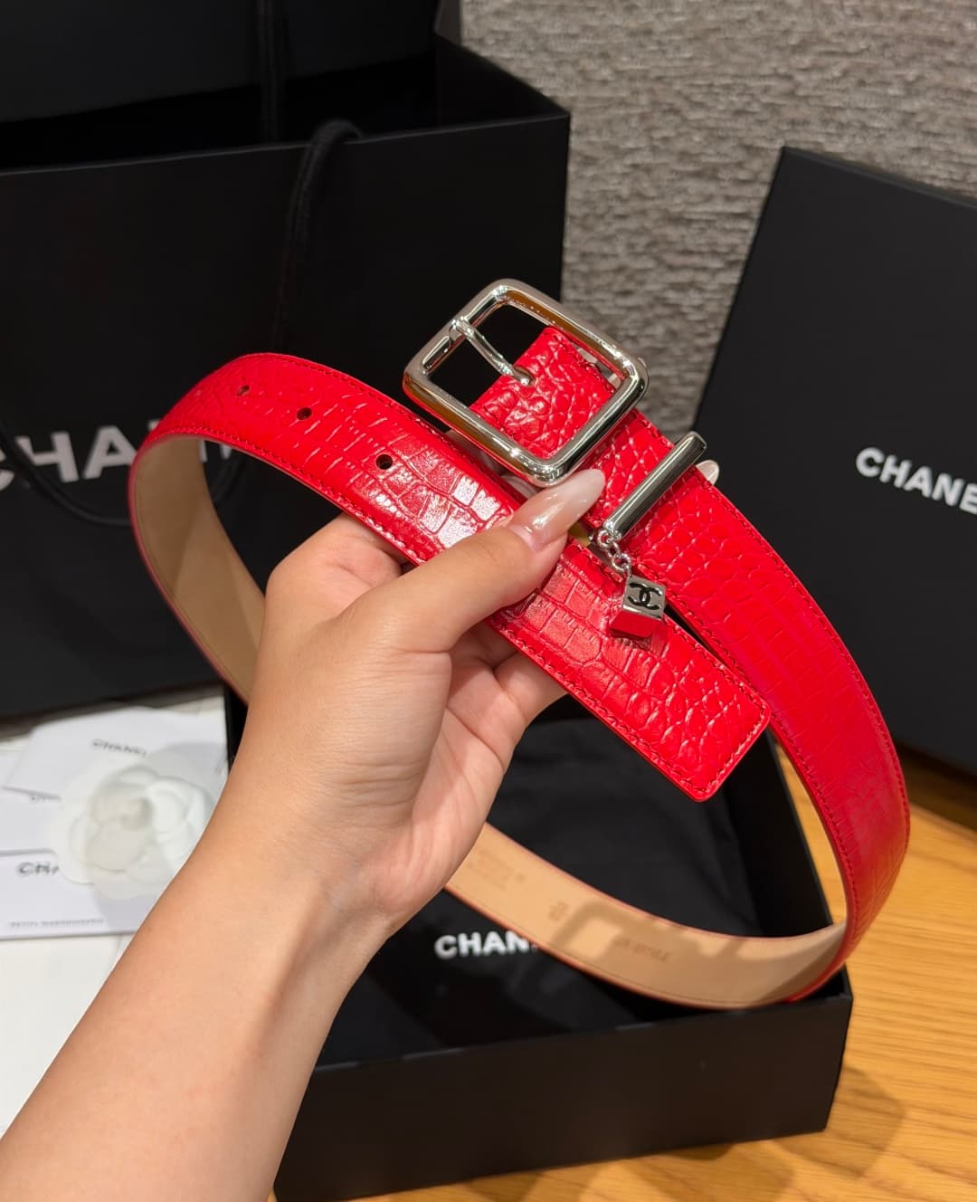 C32967 Xiangjia✨ Leather Belt with CC Charm, Crocodile-embossed calfskin 30mm – Leather belt with two C pendants — image 5