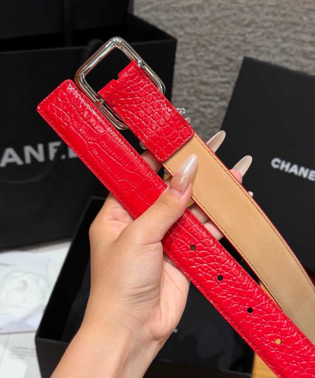 C32967 Xiangjia✨ Leather Belt with CC Charm, Crocodile-embossed calfskin 30mm – Leather belt with two C pendants — image 3