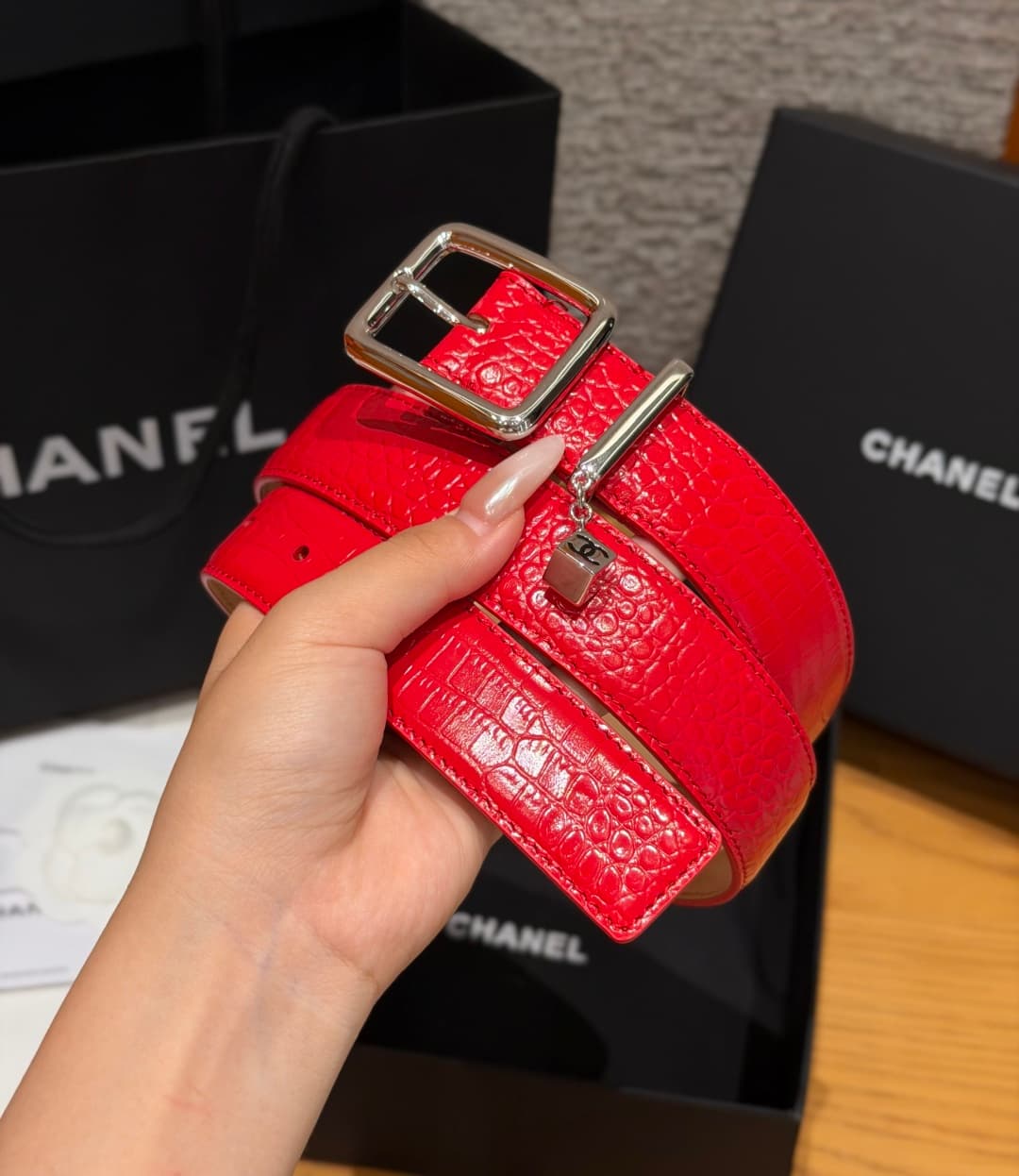 C32967 Xiangjia✨ Leather Belt with CC Charm, Crocodile-embossed calfskin 30mm – Leather belt with two C pendants — image 2