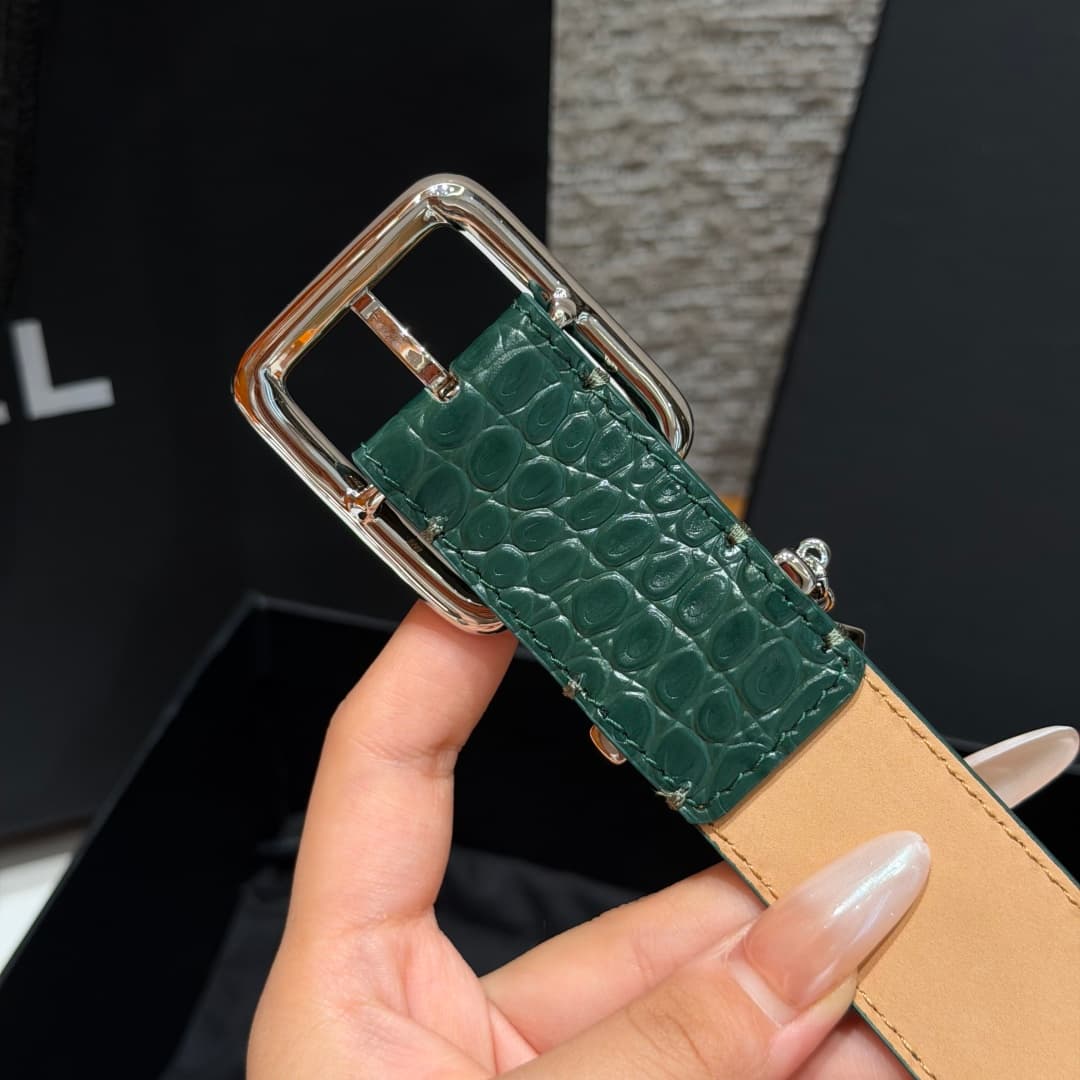 C32966 Xiangjia✨ Leather Belt with CC Charm, Crocodile-embossed calfskin 30mm – Leather belt with two C pendants — image 7