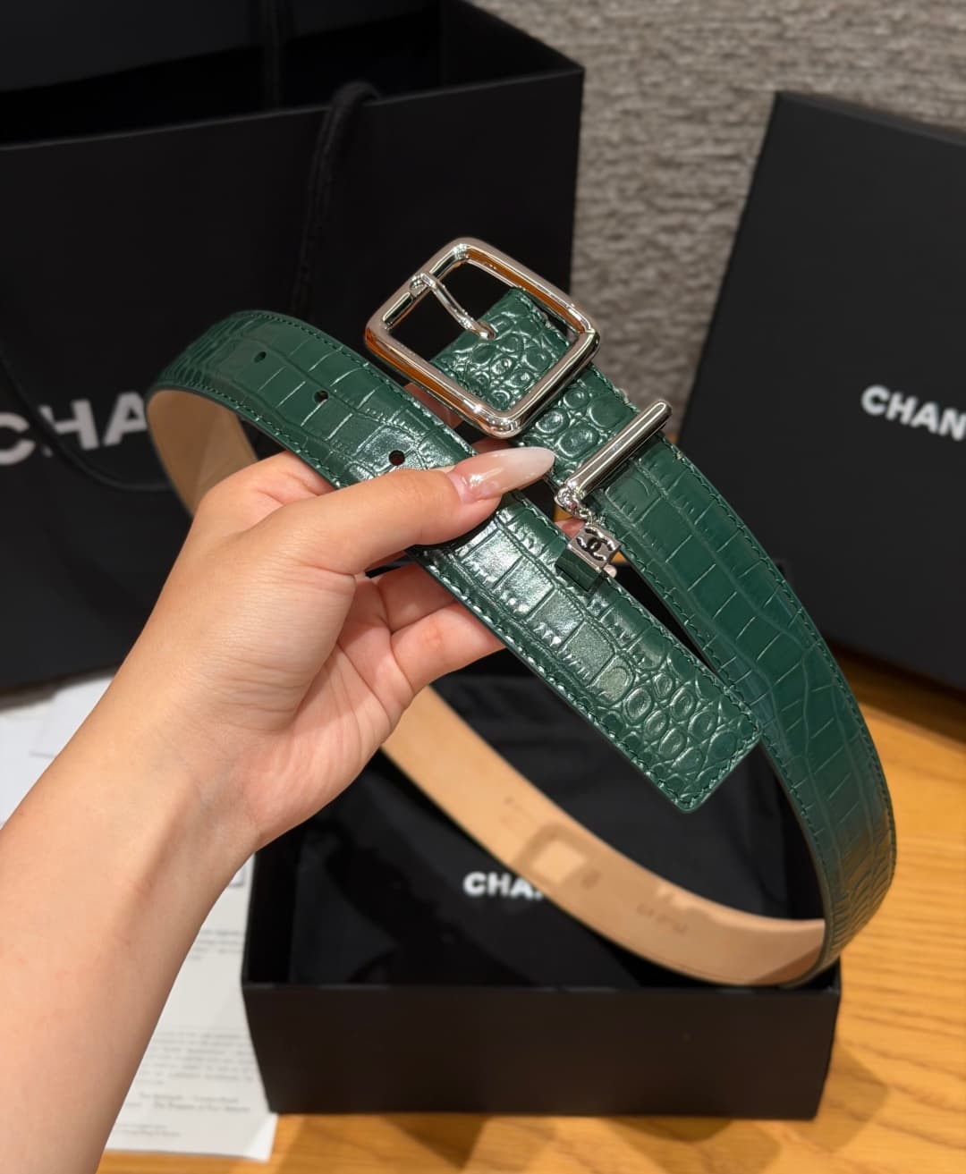 C32966 Xiangjia✨ Leather Belt with CC Charm, Crocodile-embossed calfskin 30mm – Leather belt with two C pendants — image 5