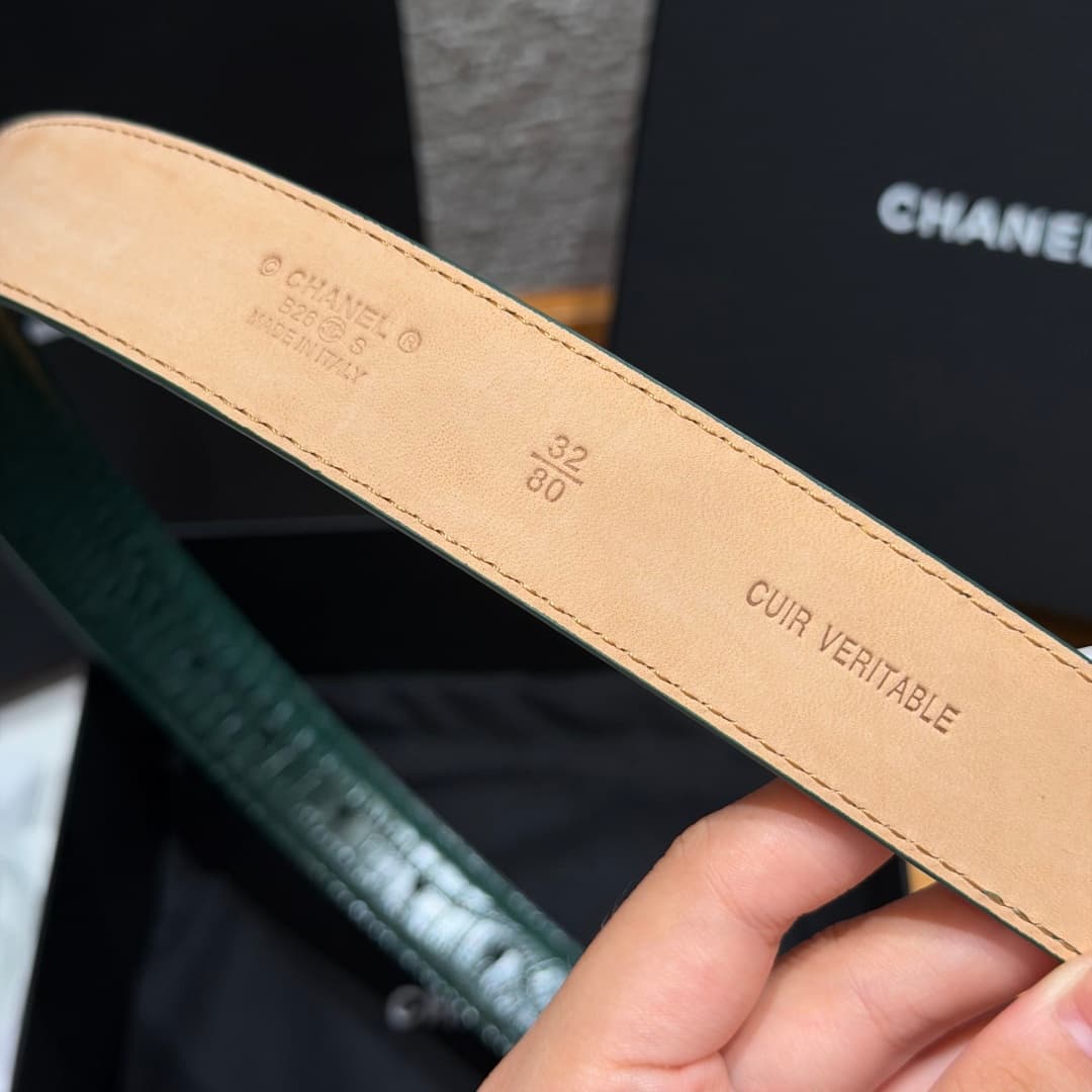 C32966 Xiangjia✨ Leather Belt with CC Charm, Crocodile-embossed calfskin 30mm – Leather belt with two C pendants — image 8