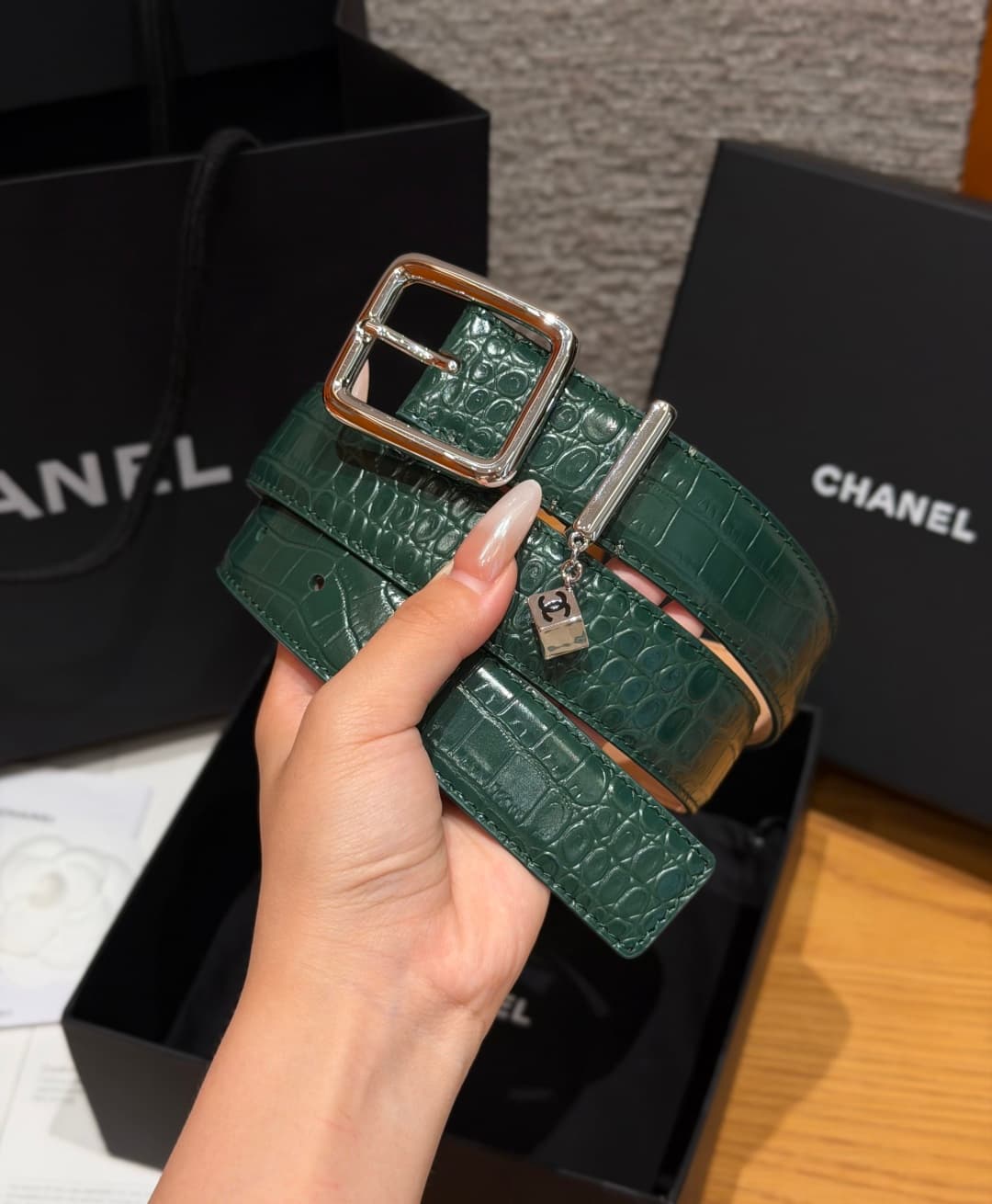 C32966 Xiangjia✨ Leather Belt with CC Charm, Crocodile-embossed calfskin 30mm – Leather belt with two C pendants — image 2