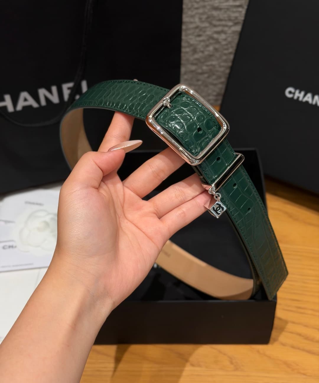 C32966 Xiangjia✨ Leather Belt with CC Charm, Crocodile-embossed calfskin 30mm – Leather belt with two C pendants — image 4