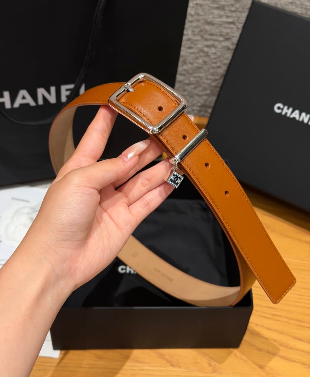 C32964 Xiangjia ✨Leather Belt with CC Charm, Calfskin 30mm – Leather belt with two C pendants — image 4