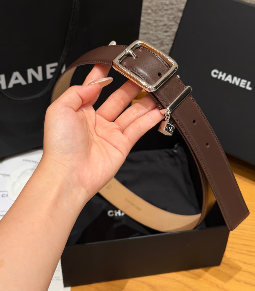 C32963 Xiangjia✨Leather Belt with CC Charm, Calfskin 30mm – Leather belt with two C pendants — image 4