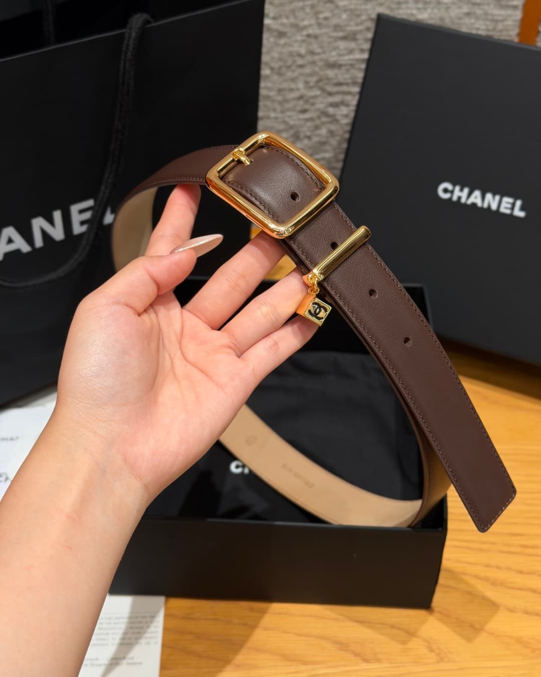 C32960 Xiangjia ✨Leather Belt with CC Charm, Calfskin 30mm – Leather belt with two C pendants — image 4