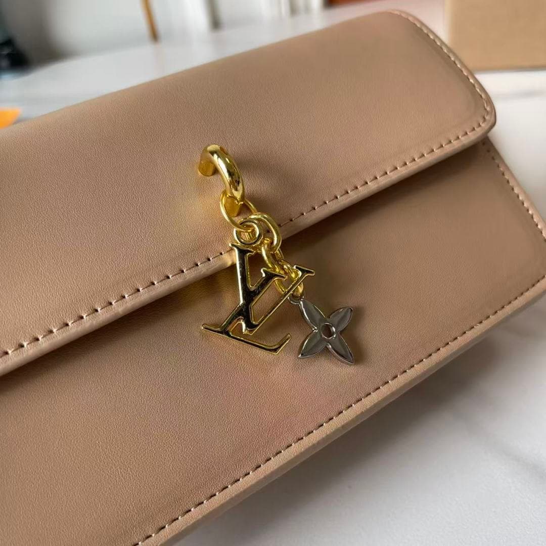 C5245 Upgraded Model   M14564 M14547 M14581 M14548 This Wallet On Chain handbag is part of the LV Bloom series, featuring a stylish and functional design made from cowhide leather. It is adorned with the brand’s classic Monogram pattern. The ample space a — image 4