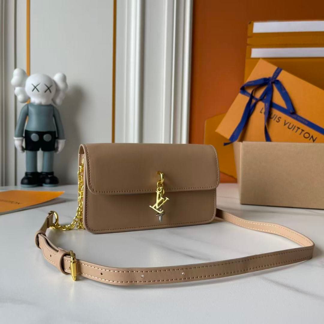 C5245 Upgraded Model   M14564 M14547 M14581 M14548 This Wallet On Chain handbag is part of the LV Bloom series, featuring a stylish and functional design made from cowhide leather. It is adorned with the brand’s classic Monogram pattern. The ample space a — image 2